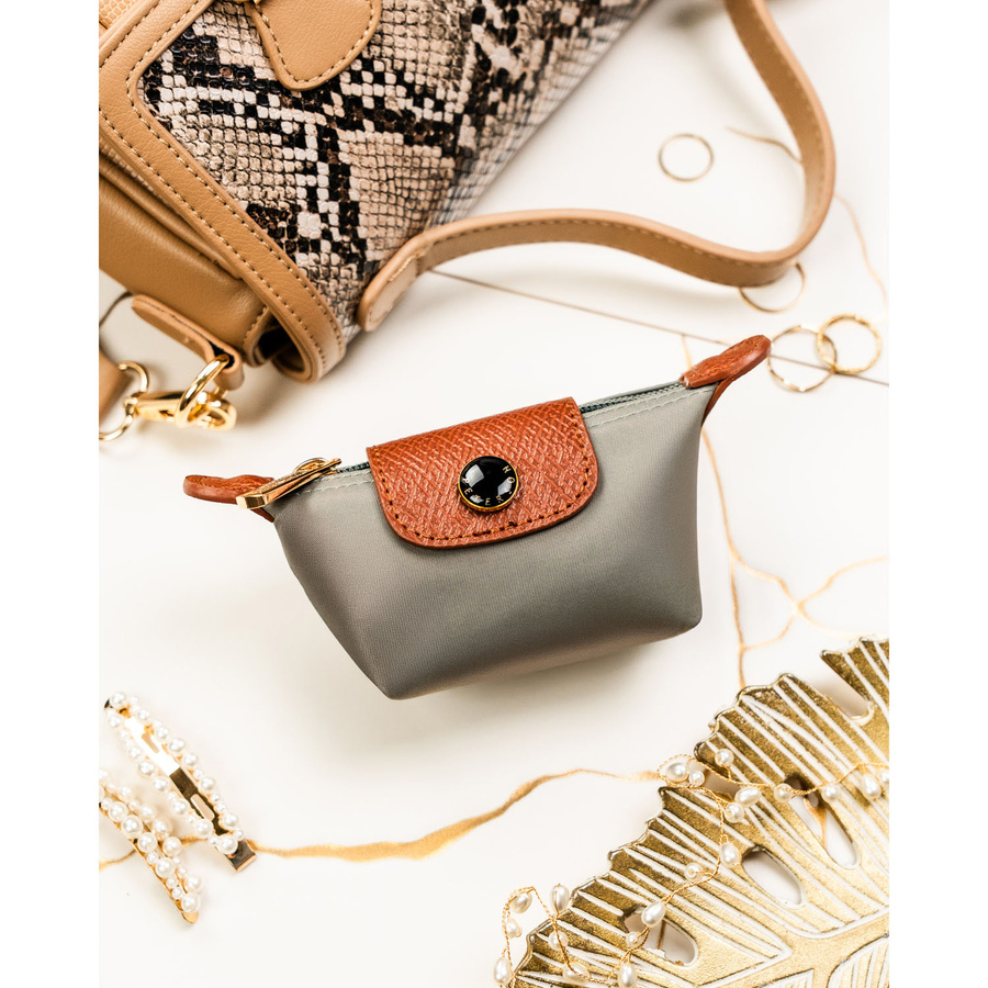 Jasnoszare etui na klucze z poliestru i skóry ekologicznej zamykane zatrzaskiem i suwakiem - Peterson