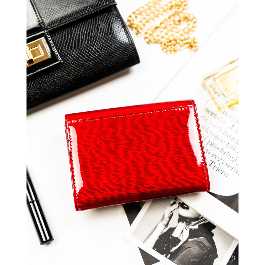 Czerwony portfel damski wykonany z lakierowanej skóry naturalnej, zamykany zatrzaskiem - Peterson