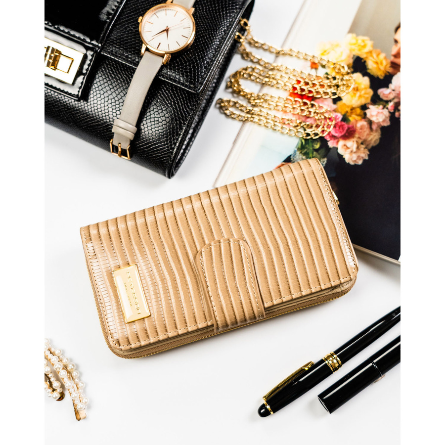 Beżowy portfel w orientacji pionowej wykonany ze skóry naturalnej i ekologicznej ze wzorem w plecionkę - Peterson