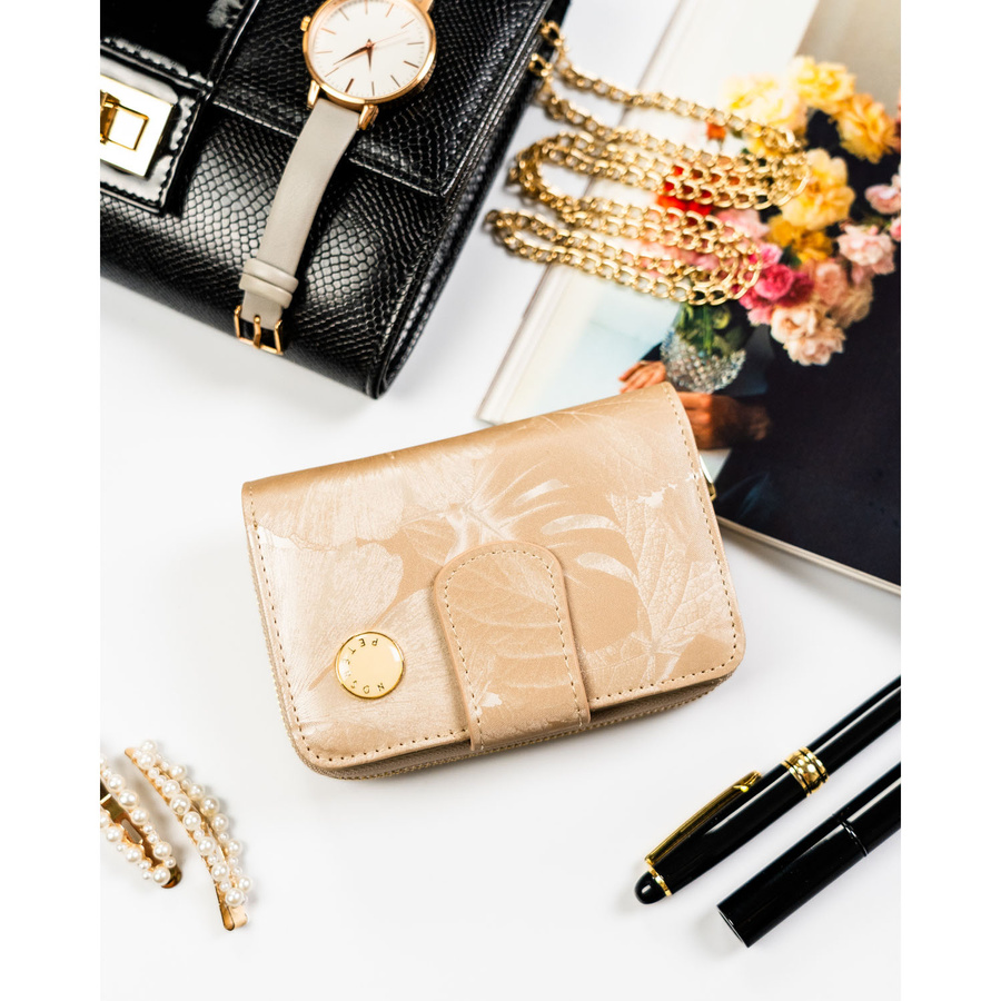 Portfel wykonany ze skóry naturalnej i ekologicznej w beżowym kolorze, zamykany na suwak i zatrzask - Peterson