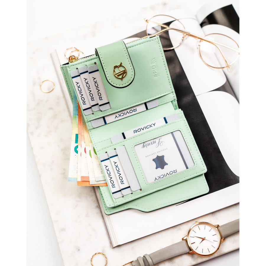 Pionowy portfel damski ze skóry ekologicznej w zielonym kolorze, zamykany na zatrzask i suwak - Rovicky