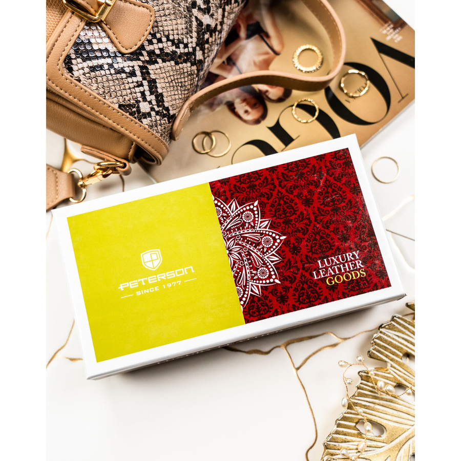 Skórzany, czerwony portfel damski ze wzorem imitującym gadzią skórę, zamykany na zatrzask - Peterson