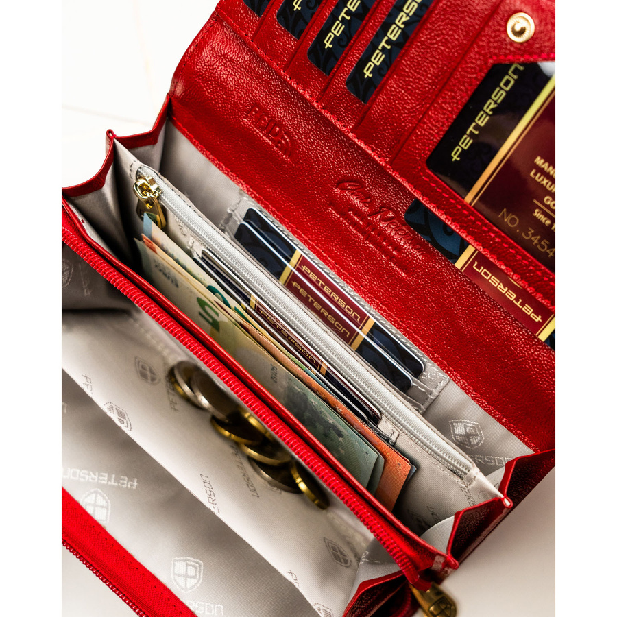 Skórzany, czerwony portfel damski ze wzorem imitującym gadzią skórę, zamykany na zatrzask - Peterson