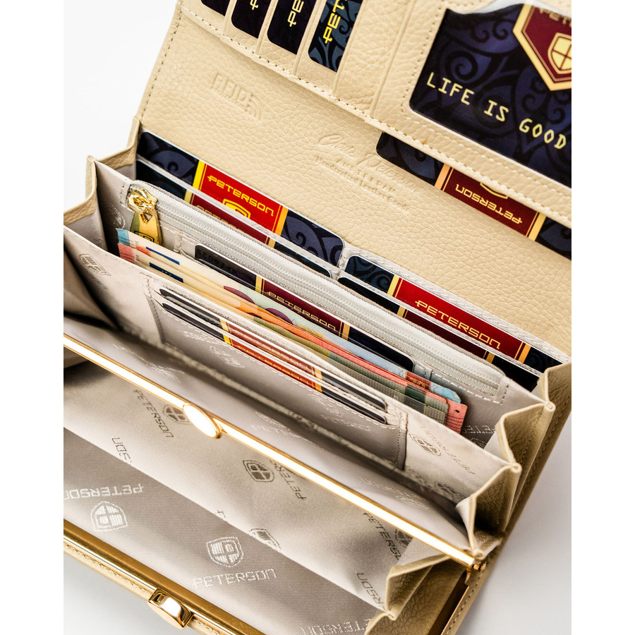 Beżowy portfel damski ze skóry naturalnej i ekologicznej zamykany zatrzaskiem, ozdobiony wzorem w plecionkę - Peterson