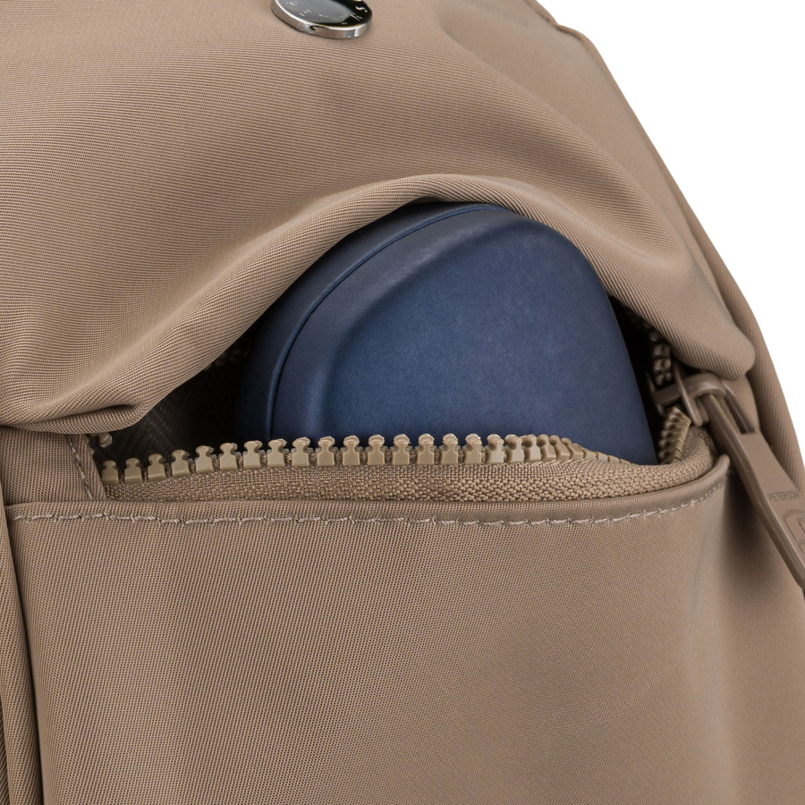 Mały, beżowy plecak damski wykonany z poliestru - Peterson