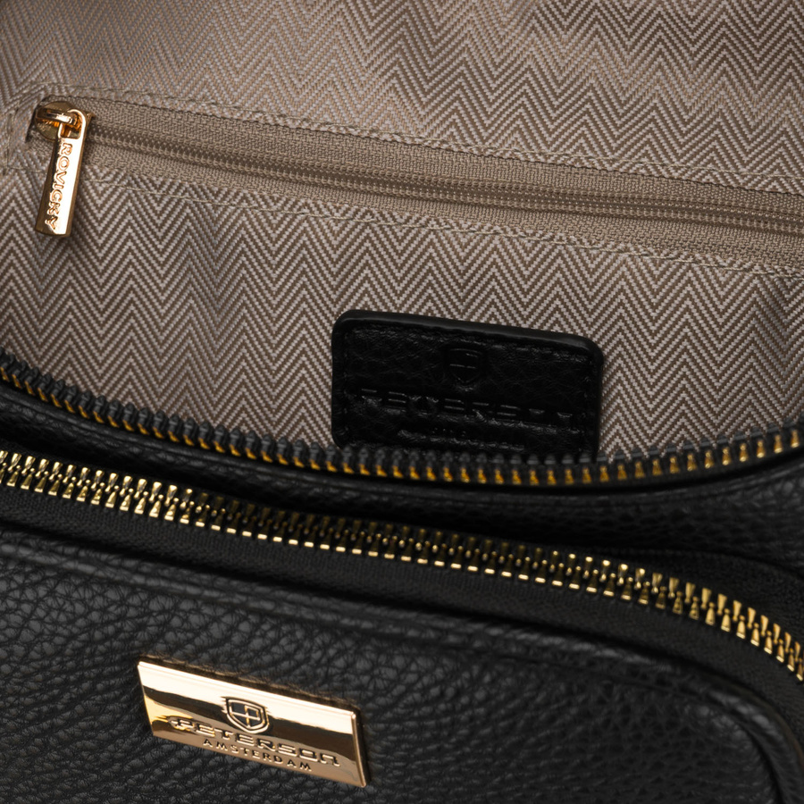 Czarna saszetka damska ze skóry ekologicznej zawieszona na regulowanym pasku - Peterson