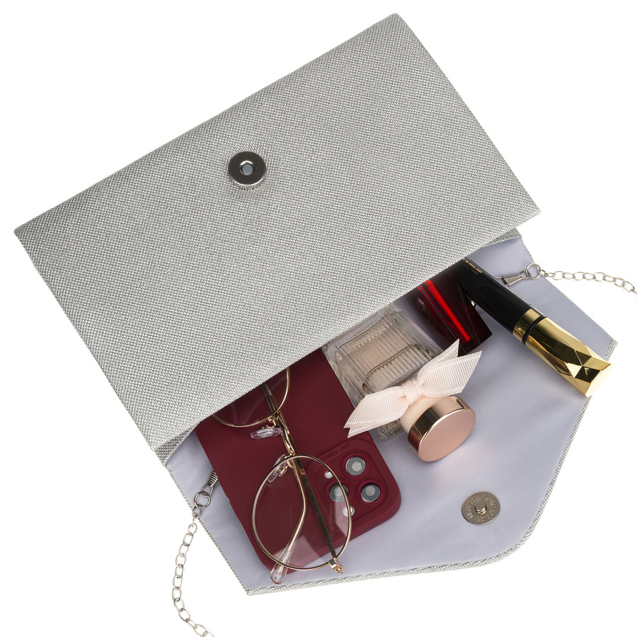 Brokatowa kopertówka damska w srebrnym kolorze zawieszona na eleganckim łańcuszku - Rovicky