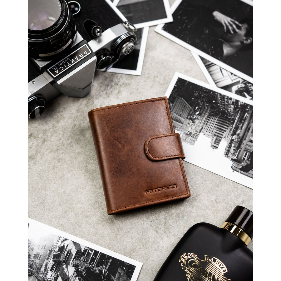 Jasnobrązowy portfel męski ze skóry naturalnej wyposażony w system RFID, zamykany zatrzaskiem - Peterson