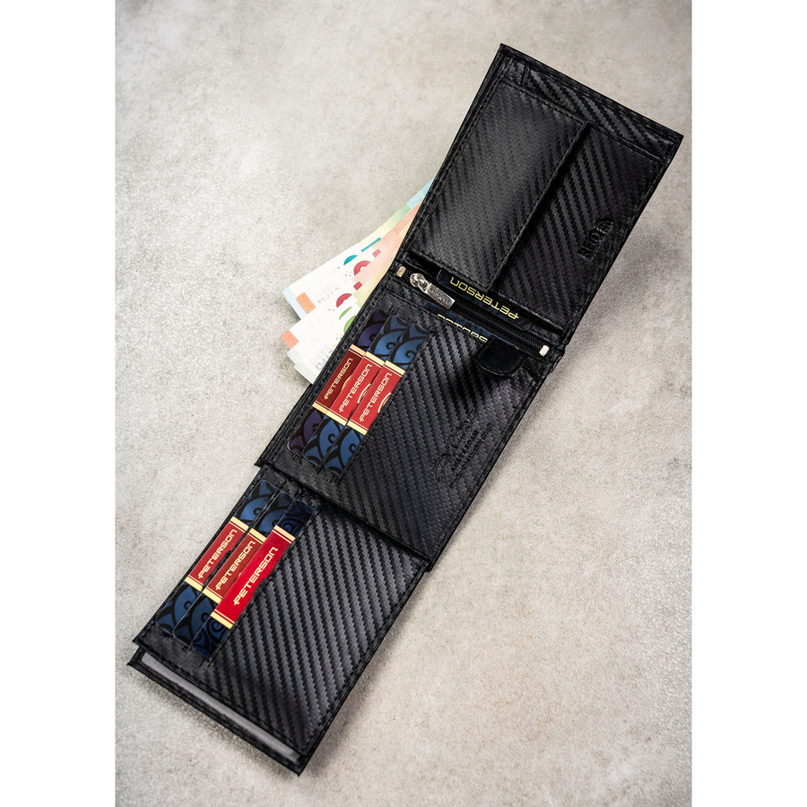 Duży portfel męski ze skóry naturalnej w czarnym kolorze bez zapięcia zewnętrznego, w zestawie z brelokiem - Peterson