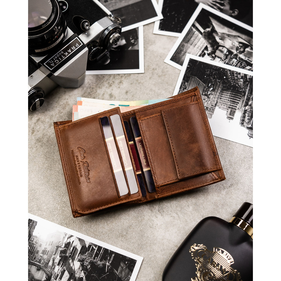 Pionowy, jasnobrązowy portfel męski ze skóry naturalnej wyposażony w system RFID - Peterson