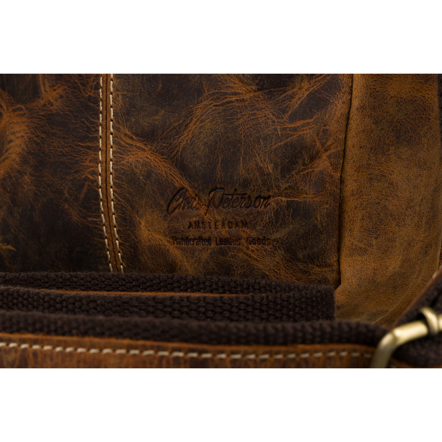 Listonoszka męska z klapką w brązowym kolorze wykonana z nubukowej skóry naturalnej - Peterson