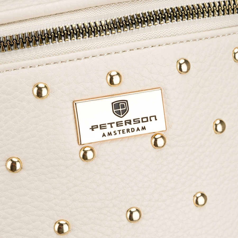 Jasnobeżowa nerka damska ze skóry ekologicznej ozdobiona ćwiekami - Peterson