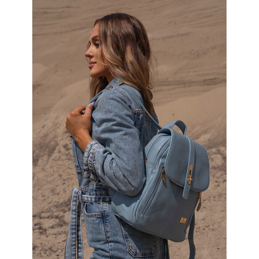 Modny niebieski mały plecak damski ze skóry ekologicznej zdobionej złotymi okuciami Peterson