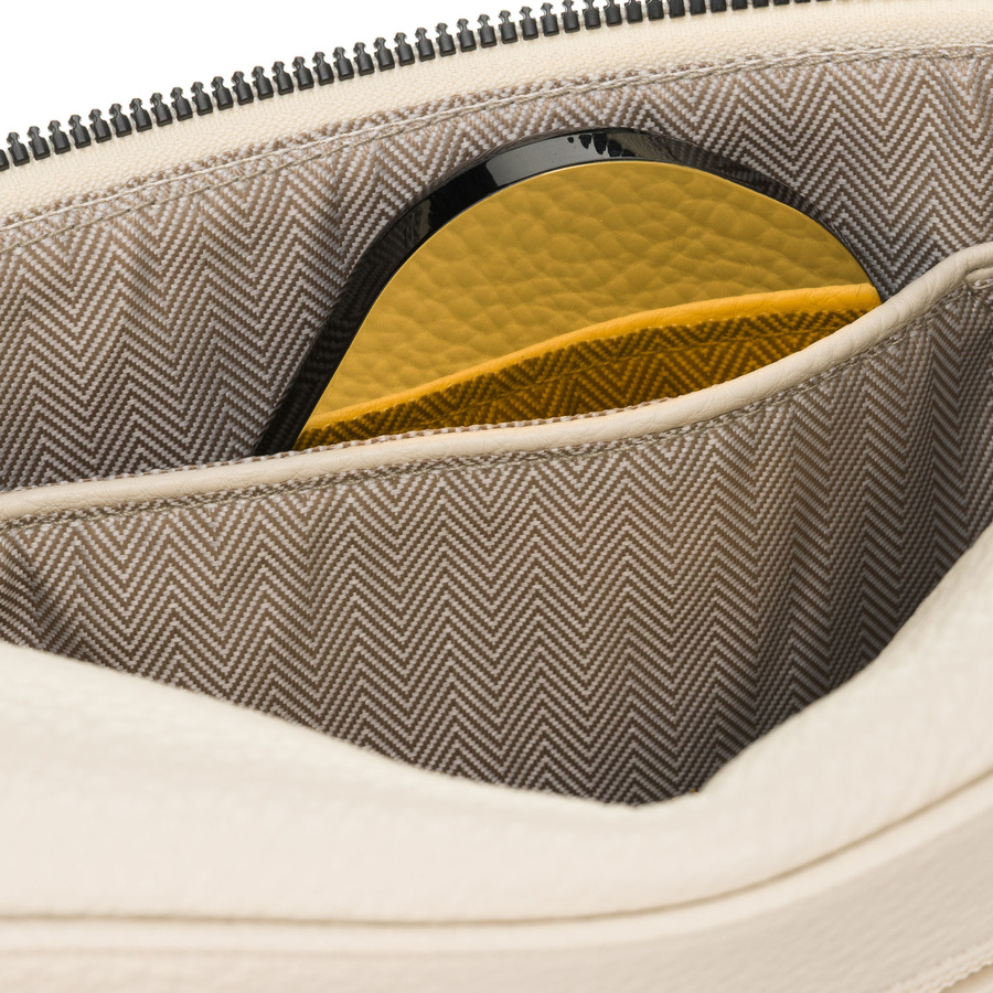 Jasnobeżowa saszetka damska ze skóry ekologicznej zamykana suwakiem - Peterson