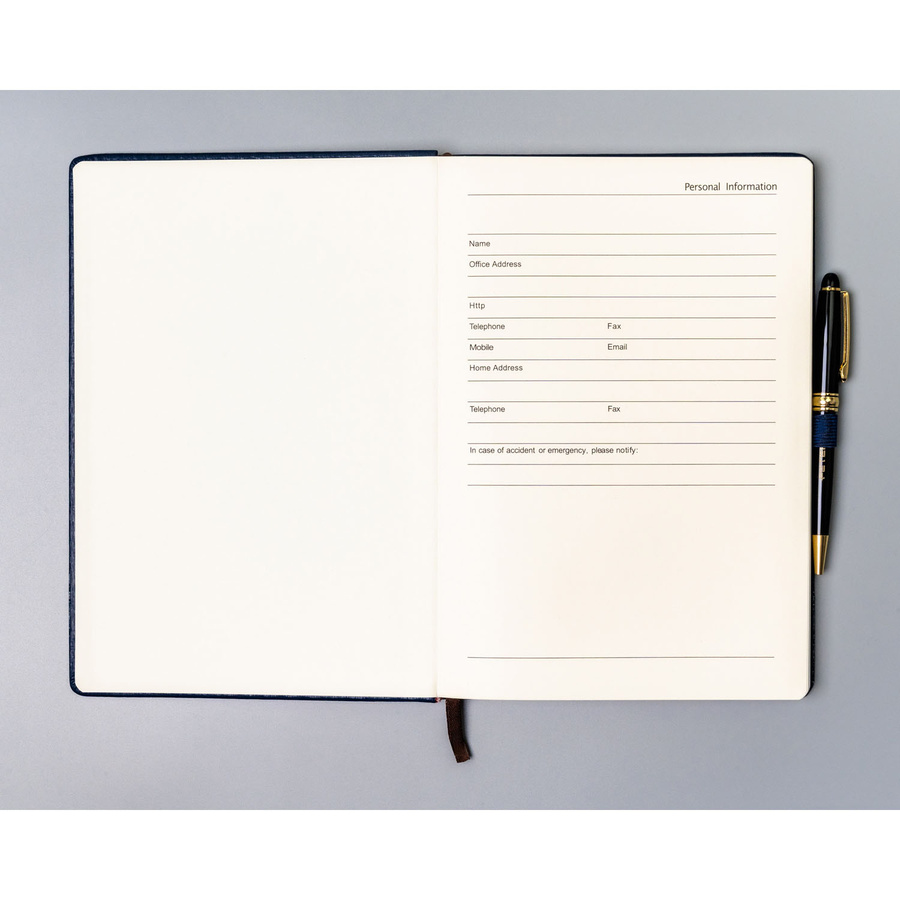 Granatowy notes w formacie B5 zadrukowany w kropki i wyposażony w gumkę zamykającą - Peterson