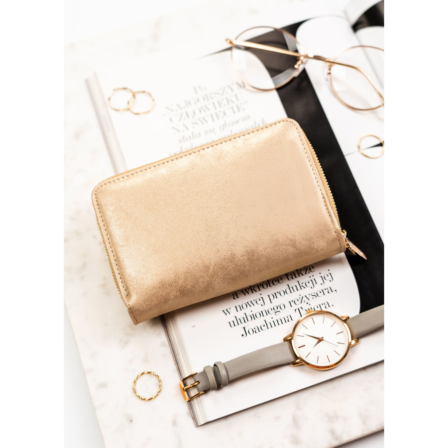 Beżowy, poziomy portfel damski ze skóry ekologicznej zamykany na zatrzask - Rovicky