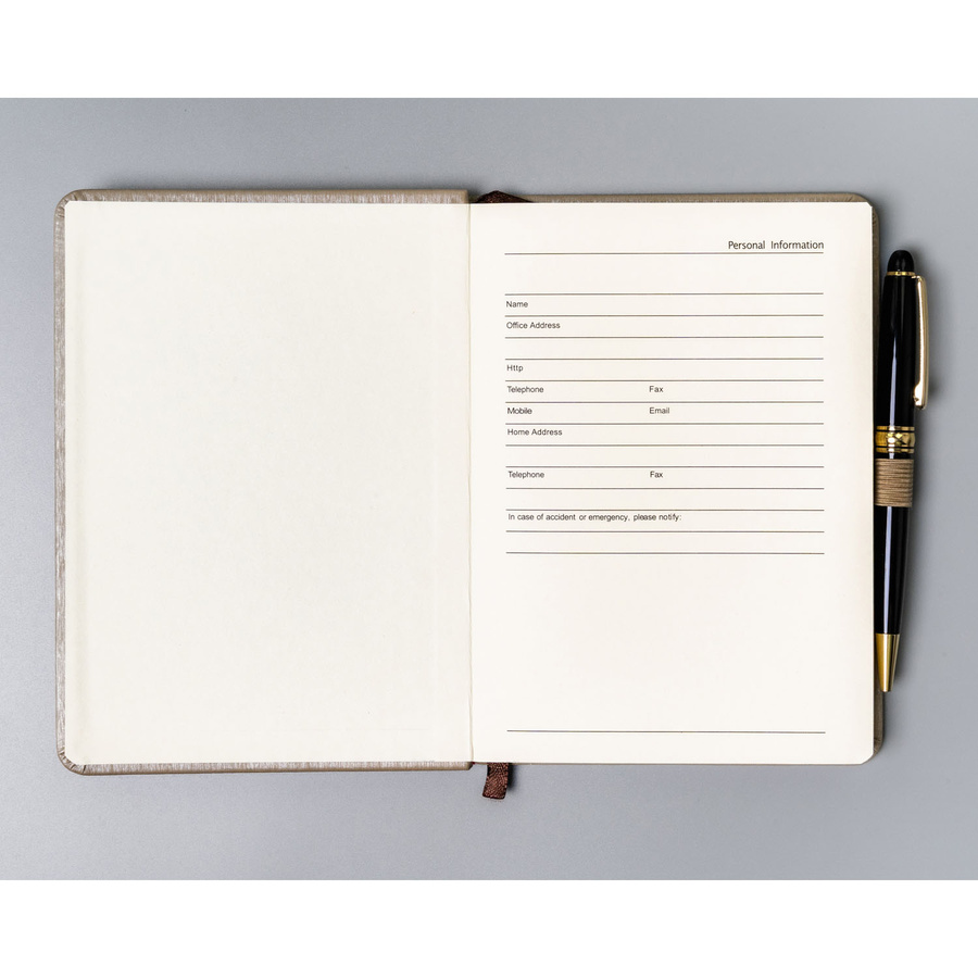 Beżowy notes w formacie B6 zadrukowany w kropki, wyposażony w gumkę zamykającą - Peterson