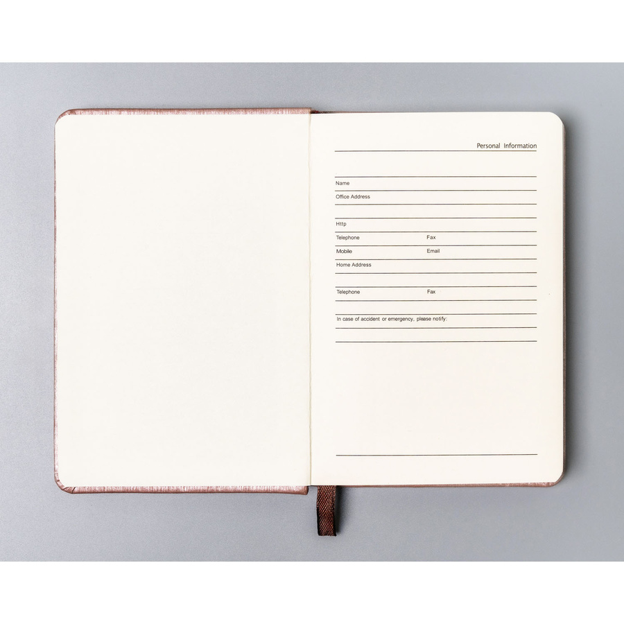 Notes w formacie A6 w różowym kolorze, zadrukowany w linie i wyposażony w gumkę zamykającą - Peterson