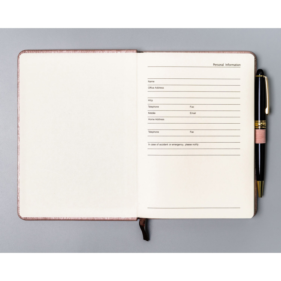 Różowy notes w formacie B6 zadrukowany w kropki, wyposażony w gumkę zamykającą - Peterson