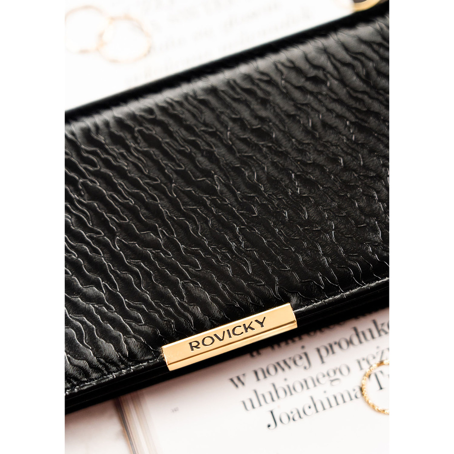 Duży portfel damski ze skóry ekologicznej w czarnym kolorze zamykany na zatrzask - Rovicky