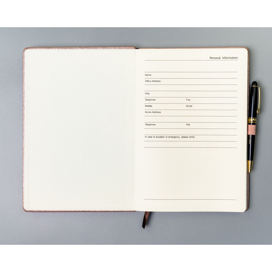 Notes w formacie B5 w różowym kolorze, zadrukowany w kropki i wyposażony w gumkę zamykającą - Peterson