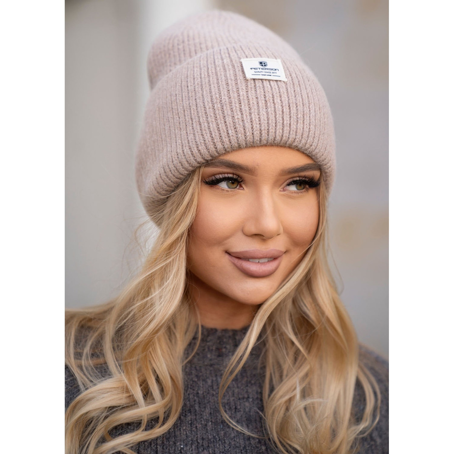 Beżowa czapka damska beanie w uniwersalnym rozmiarze z logo marki - Peterson