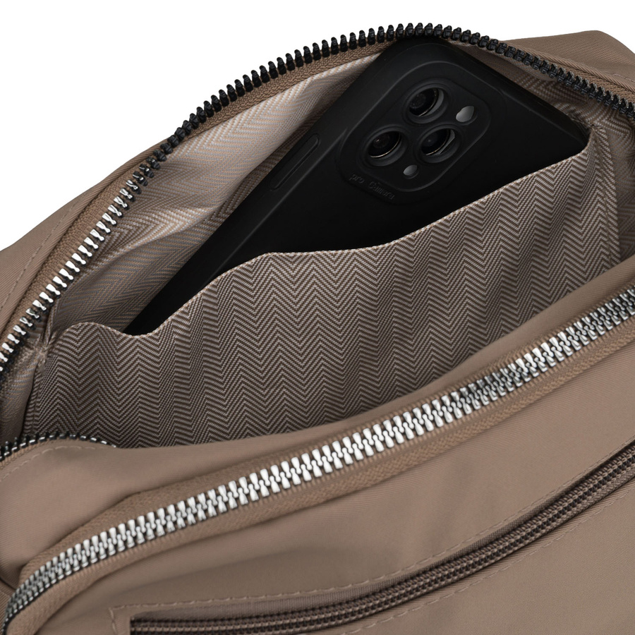 Beżowa, poręczna listonoszka damska z poliestru zawieszona na szerokim pasku - Peterson