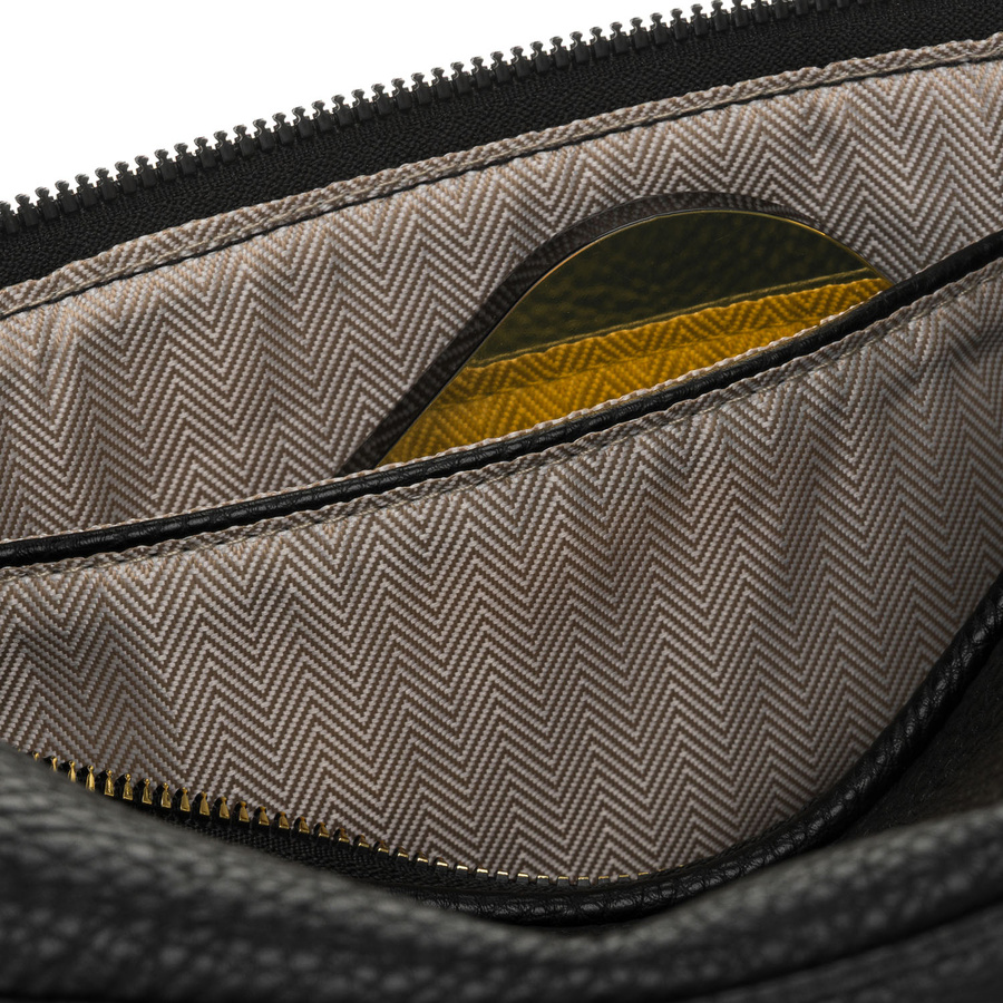 Czarna saszetka damska ze skóry ekologicznej zawieszona na regulowanym pasku - Peterson