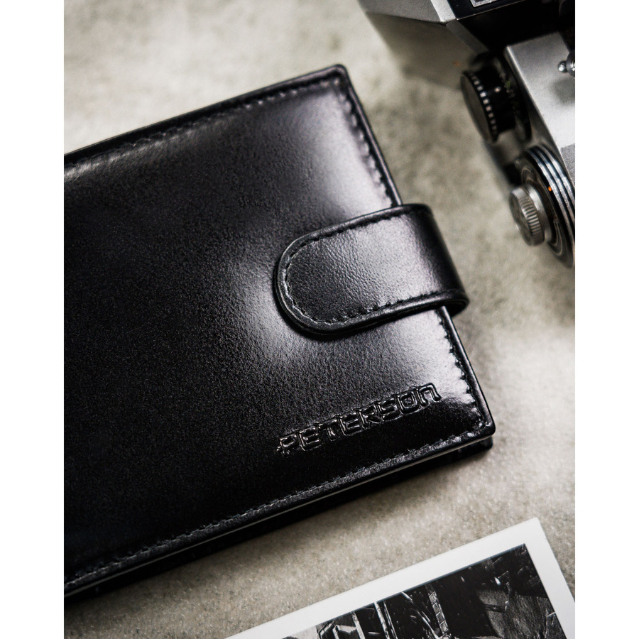 Zestaw prezentowy: skórzany, poziomy portfel męski w czarnym kolorze z systemem RFID i pasek ze skóry naturalnej - Peterson
