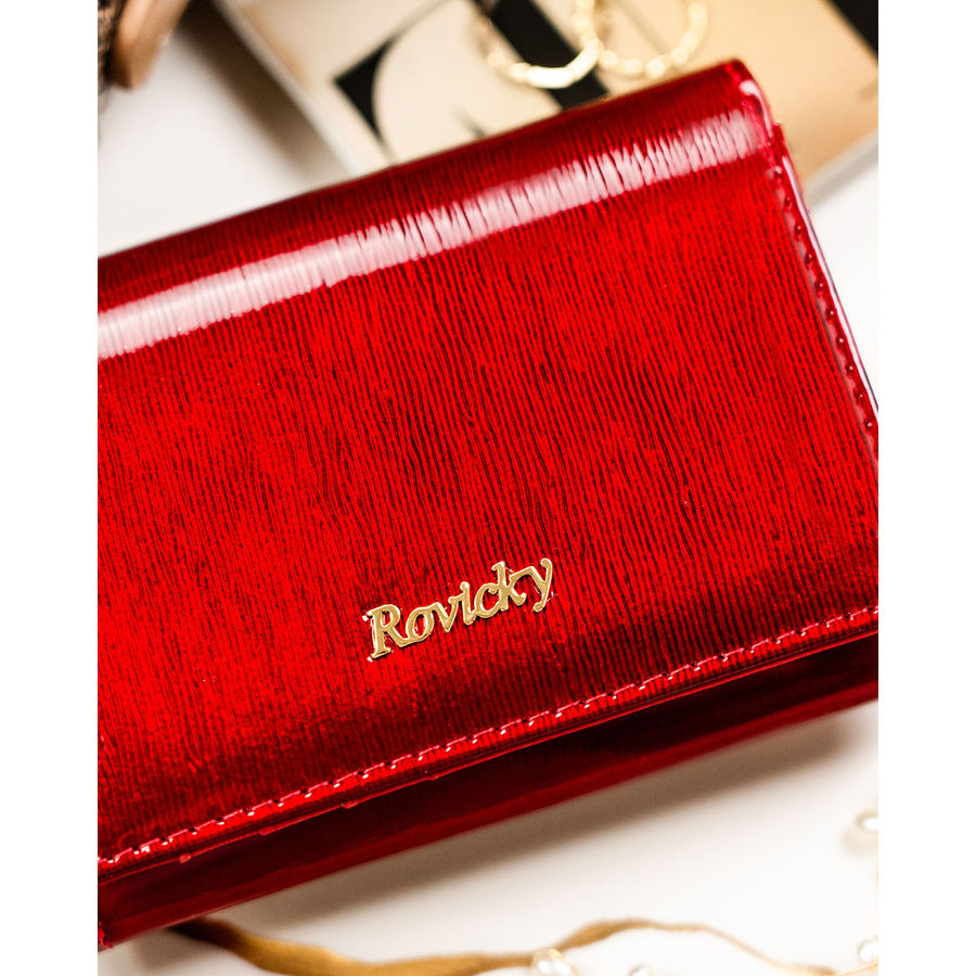 Portfel damski z lakierowanej skóry naturalnej w czerwonym kolorze zamykany na zatrzask i bigiel - Rovicky