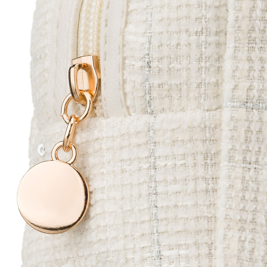 Pojemna kosmetyczka damska wykonana z materiału syntetycznego w beżowym kolorze, zamykana suwakiem - Rovicky