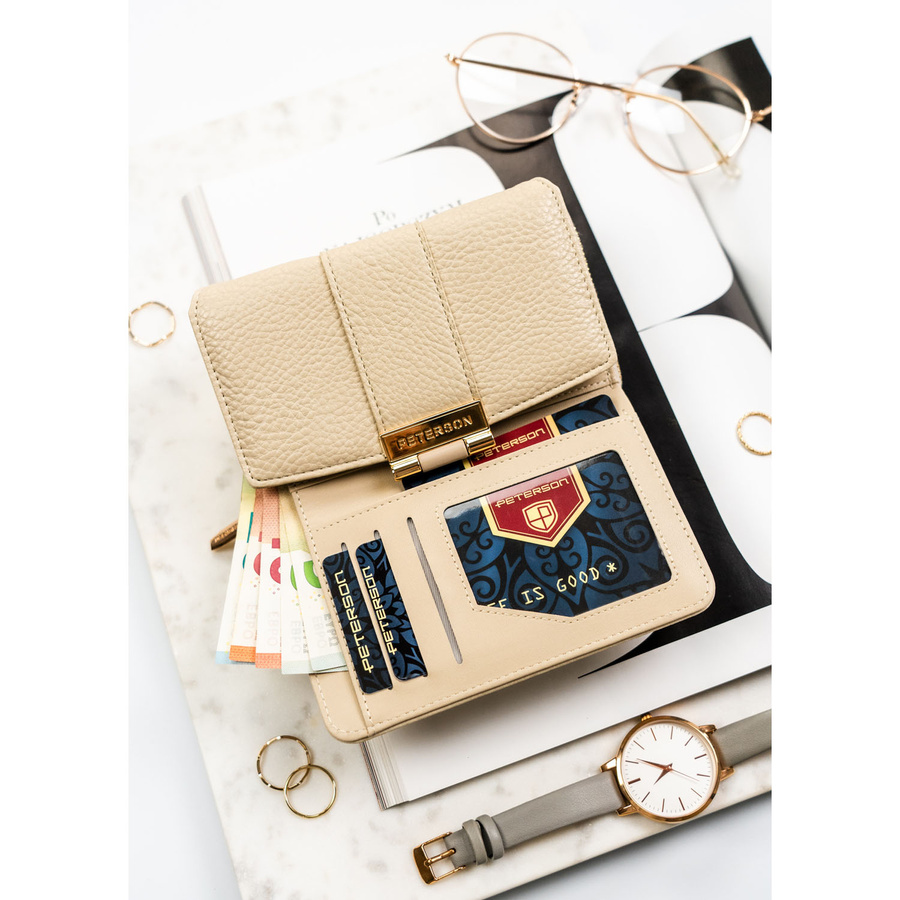 Beżowy portfel damski wykonany ze skóry ekologicznej o groszkowej fakturze, zamykany zatrzaskiem - Peterson