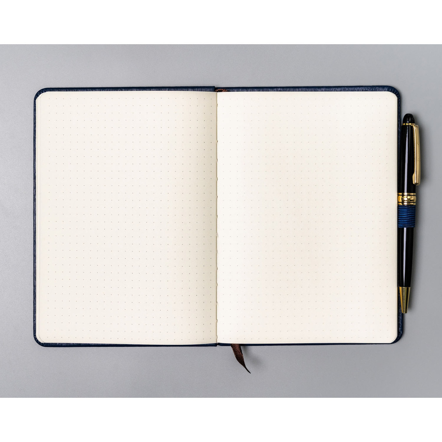 Notes w twardej oprawie w formacie B6 w granatowym kolorze,zadrukowany w kropki - Peterson