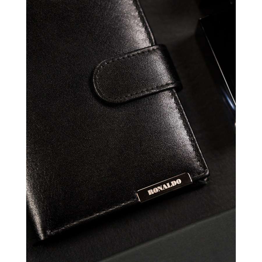Portfel męski ze skóry naturalnej w czarnym kolorze zapinany na zatrzask - Ronaldo