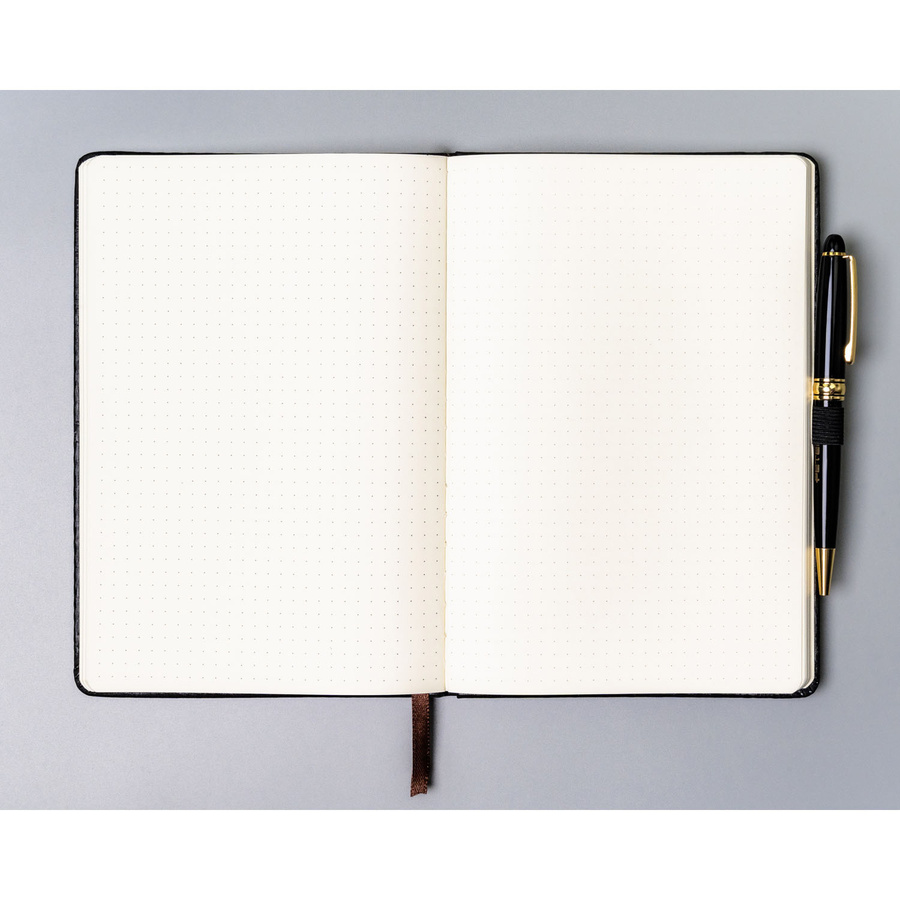 Czarny notes w formacie A5 zadrukowany w kropki, wyposażony w gumkę zamykającą - Peterson