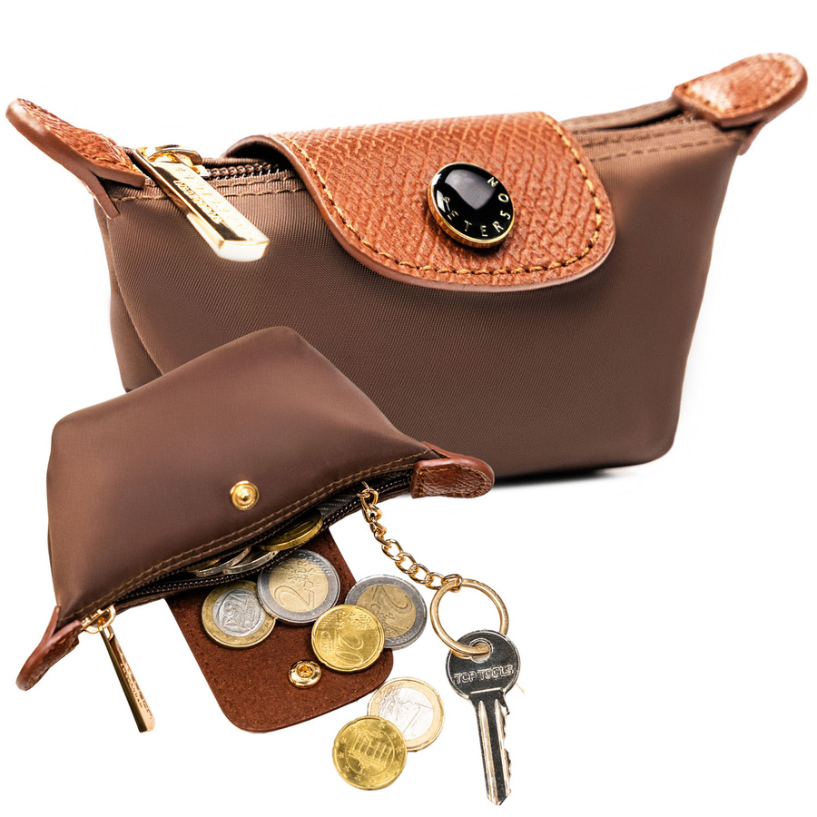 Hnedá kľúčenka Peterson z polyesteru a ekokože na zips a patent