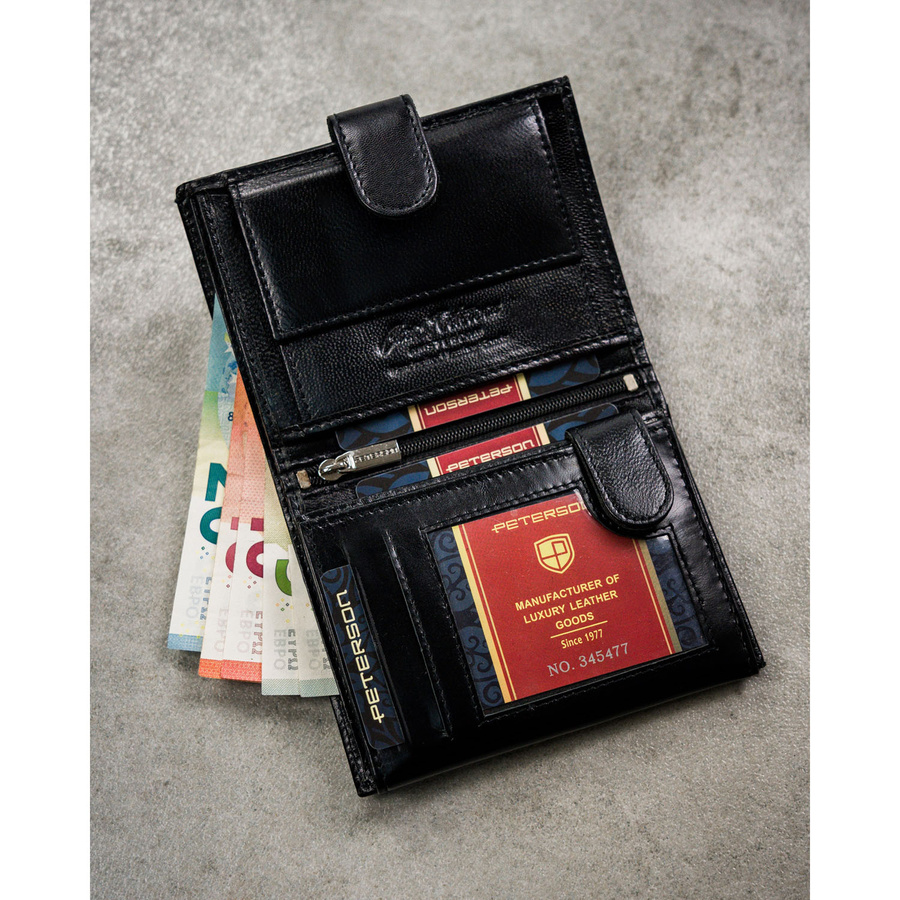 Zestaw prezentowy: skórzany portfel męski w czarnym kolorze zamykany zatrzaskiem i pasek ze skóry naturalnej - Peterson