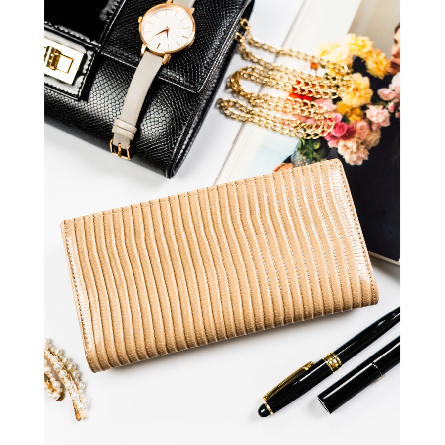 Beżowy portfel damski zamykany na magnes i suwak, zdobiony plecionką - Peterson