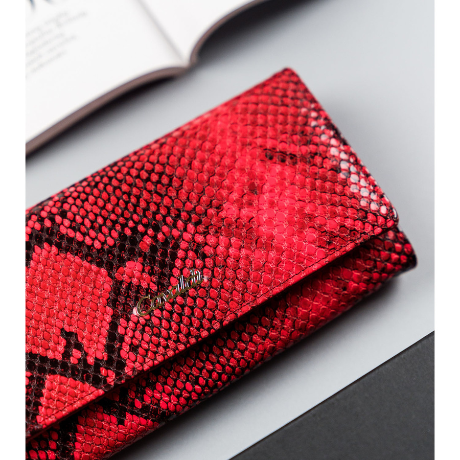 Czerwony portfel damski wykonany ze skóry naturalnej i ekologicznej ze zdobieniem na wzór skóry węża - 4U Cavaldi