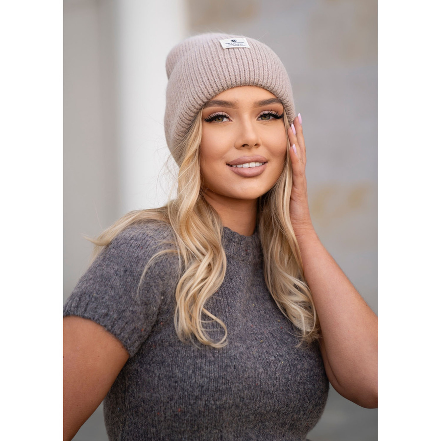 Beżowa czapka damska beanie w uniwersalnym rozmiarze z logo marki - Peterson