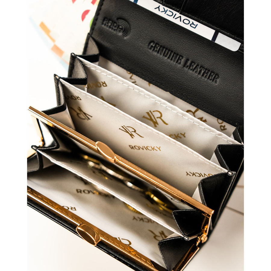 Portfel damski z lakierowanej skóry naturalnej w czarnym kolorze zamykany na zatrzask i bigiel - Rovicky