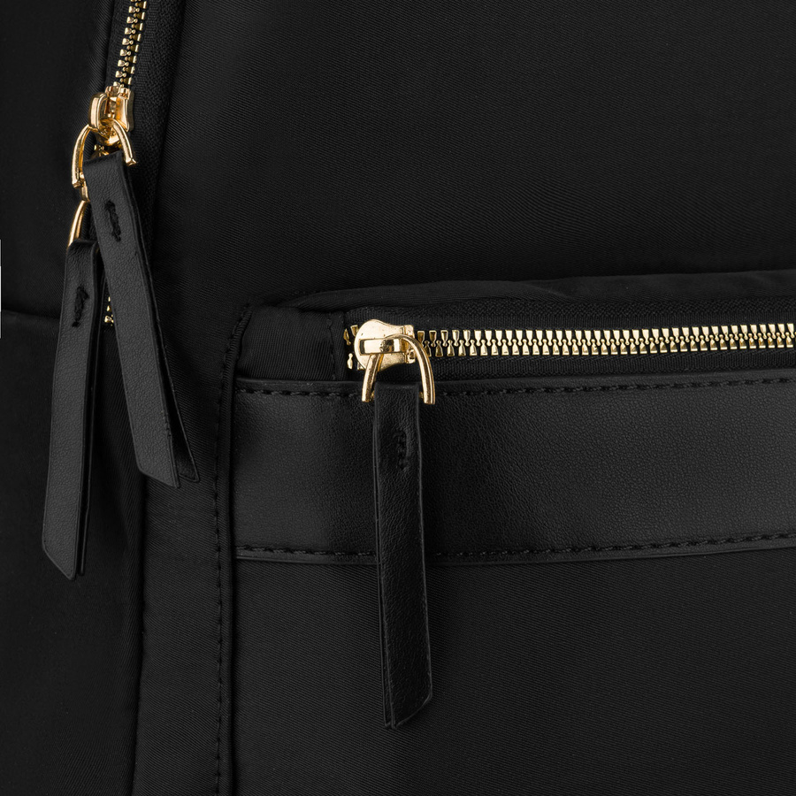 Miejski plecak damski z poliestru w czarnym kolorze, zawieszony na regulowanych szelkach - Peterson