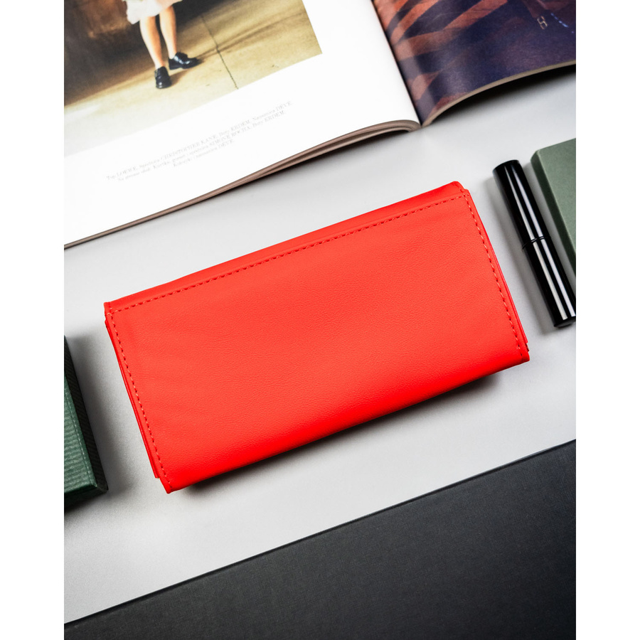 Duży portfel damski ze skóry ekologicznej w czerwonym kolorze z kieszonką zewnętrzną, zamykany na zatrzask - 4U Cavaldi