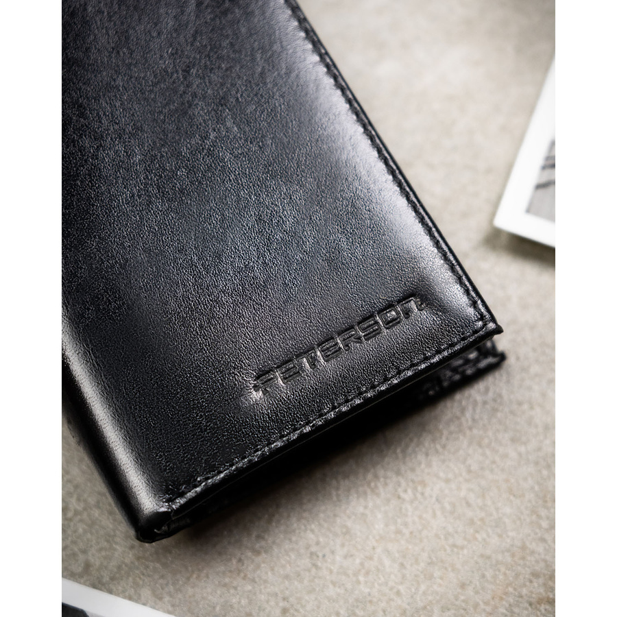 Elegancki portfel męski ze skóry naturalnej w czarnym kolorze w zestawie z brelokiem - Peterson