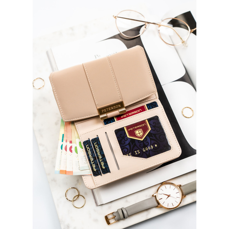 Beżowy portfel damski wykonany ze skóry ekologicznej o lekko prążkowanej fakturze, zamykany zatrzaskiem - Peterson