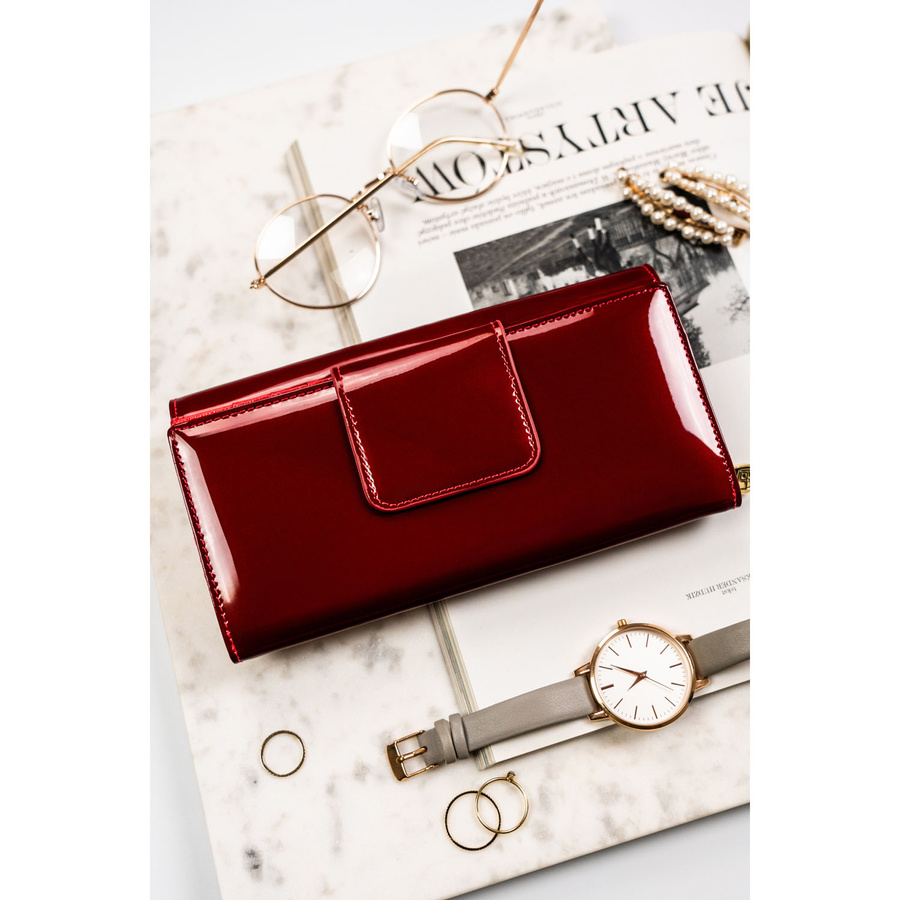 Duży, czerwony portfel damski z lakierowanej skóry naturalnej zamykany na zatrzask - Peterson