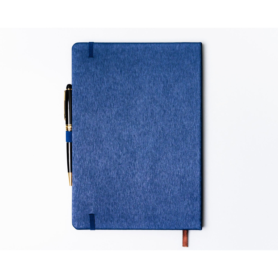 Granatowy notes w formacie B5 z gumką zamykającą, zadrukowany w linie - Peterson