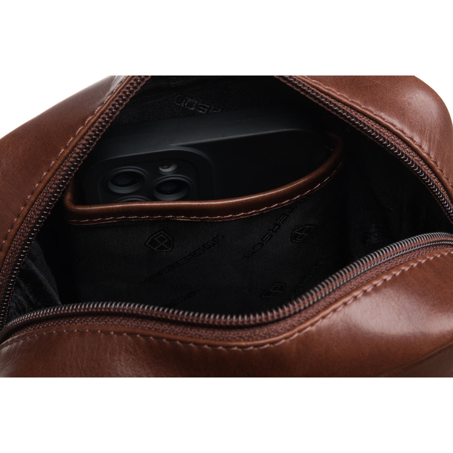 Skórzana listonoszka męska w brązowym kolorze zawieszona na regulowanym pasku - Peterson