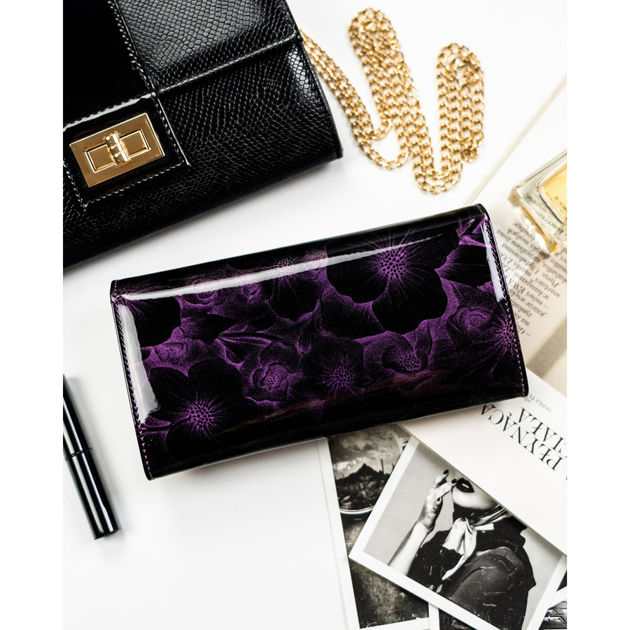 Klasyczny, duży, fioletowy lakierowany portfel damski w kwiaty Peterson