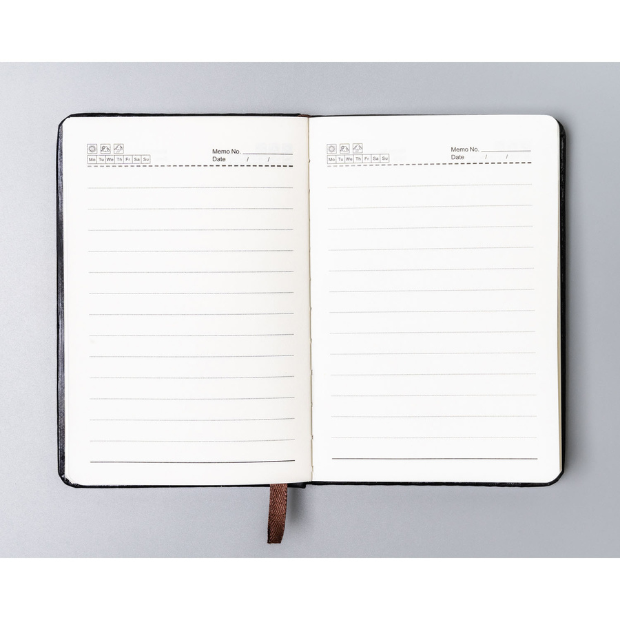 Czarny notes w formacie A6 zadrukowany w linie, wyposażony w gumkę zamykającą - Peterson